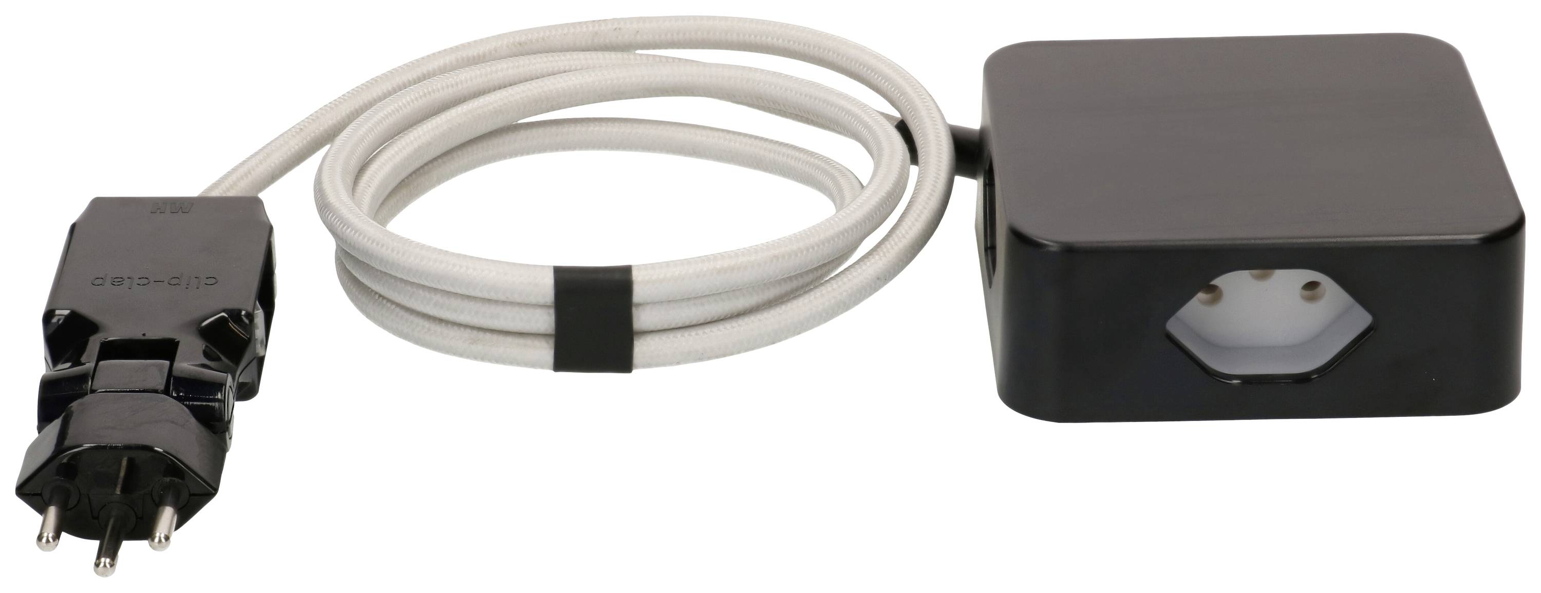 Câble réseau blanc avec fiche de terre noire, connecté à une unité de prise noire.
