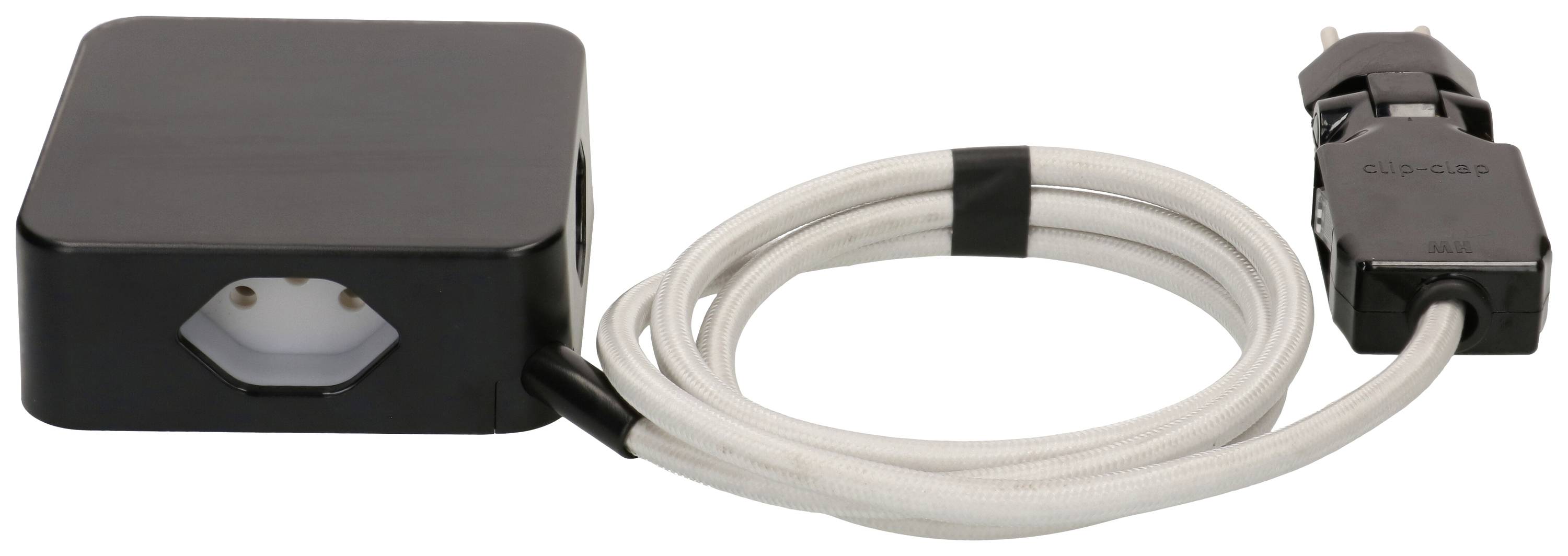 Appareil électronique noir avec câble et fiche. Adapté pour l'alimentation électrique.