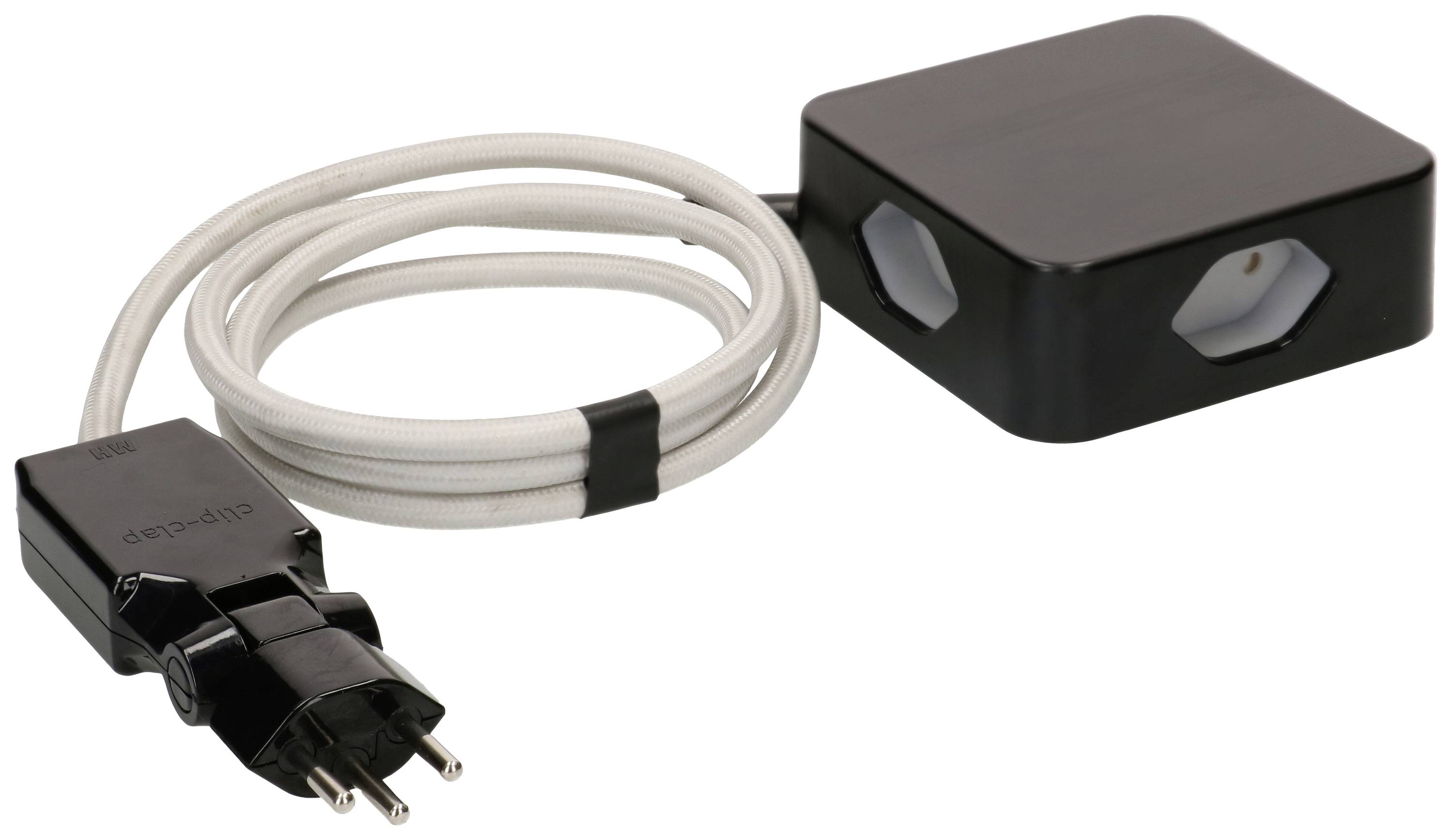 Un adaptateur électrique noir avec un câble blanc et deux emplacements. L'adaptateur est carré avec des coins arrondis.