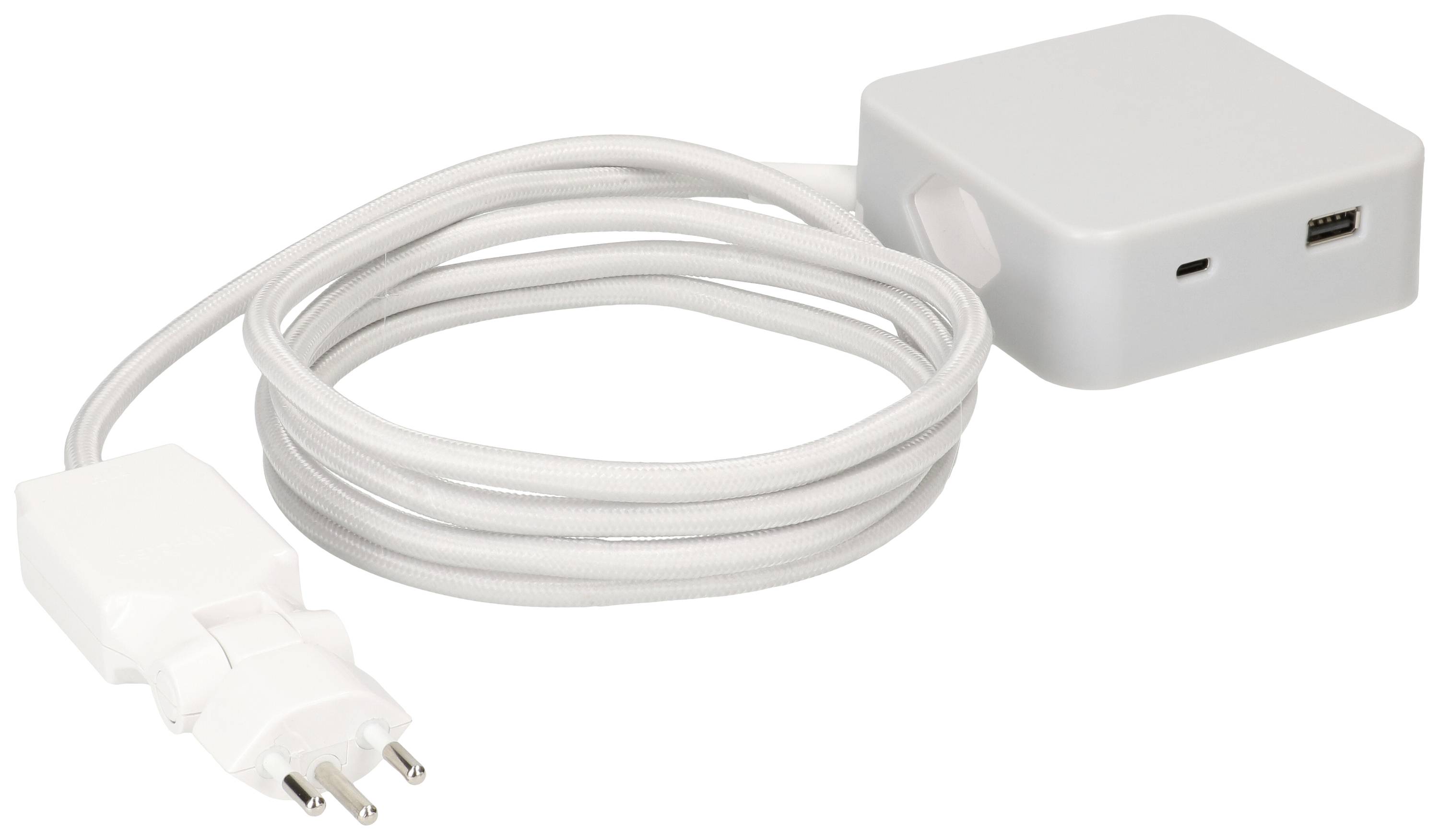 Un chargeur blanc avec une prise secteur à trois broches et un port USB. Il est enroulé sur une surface.