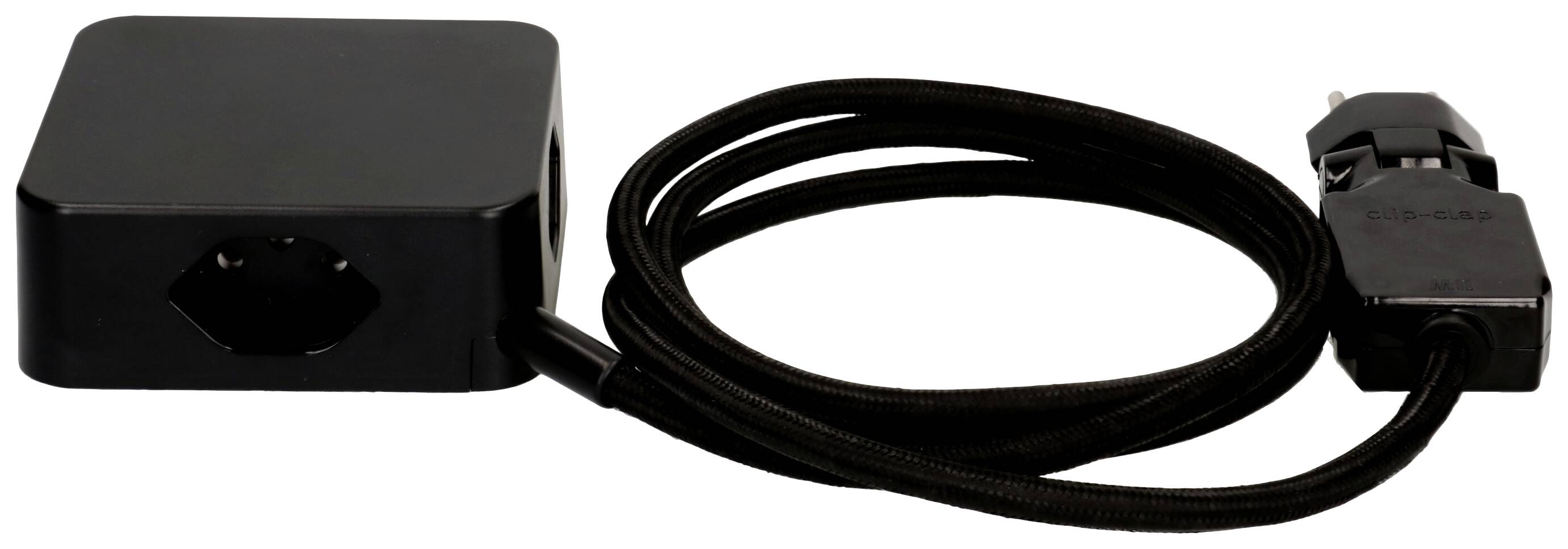 Un adaptateur réseau noir avec un long câble. La prise est située à gauche, la fiche à droite.