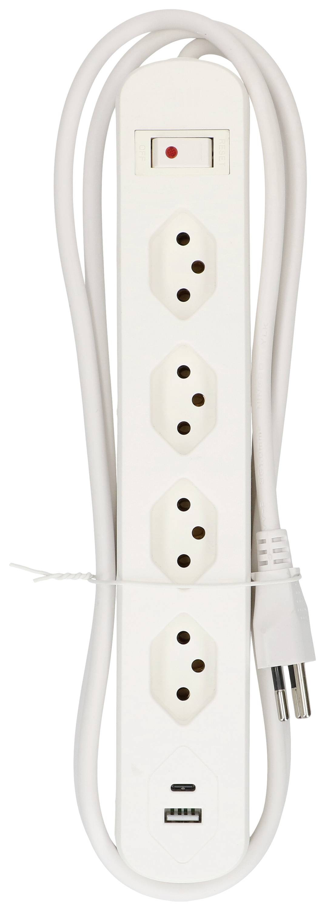 Une barrette multiprises blanche avec quatre emplacements et un interrupteur. Un câble est enroulé autour de la barrette.