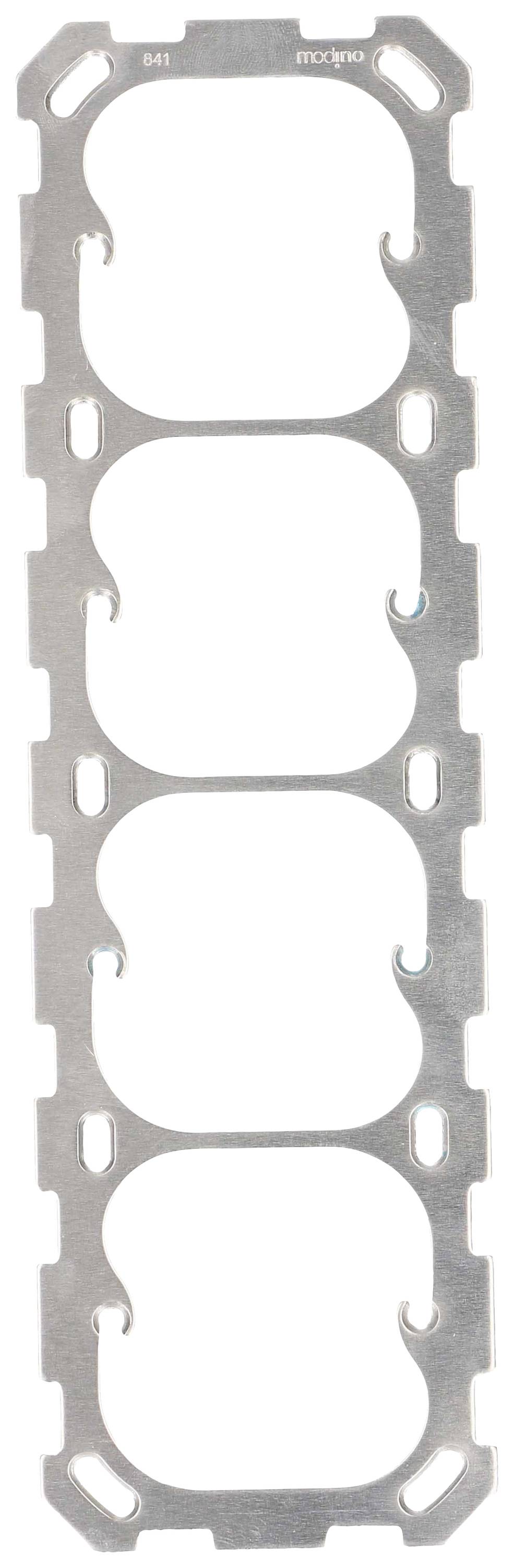 'Un joint de culasse multicouche en acier avec cinq ouvertures ovales et trous de fixation, utilisé dans les moteurs pour sceller les cylindres.'