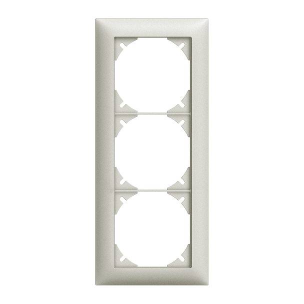 Un cadre blanc triple pour l'installation d'interrupteurs ou de prises électriques.