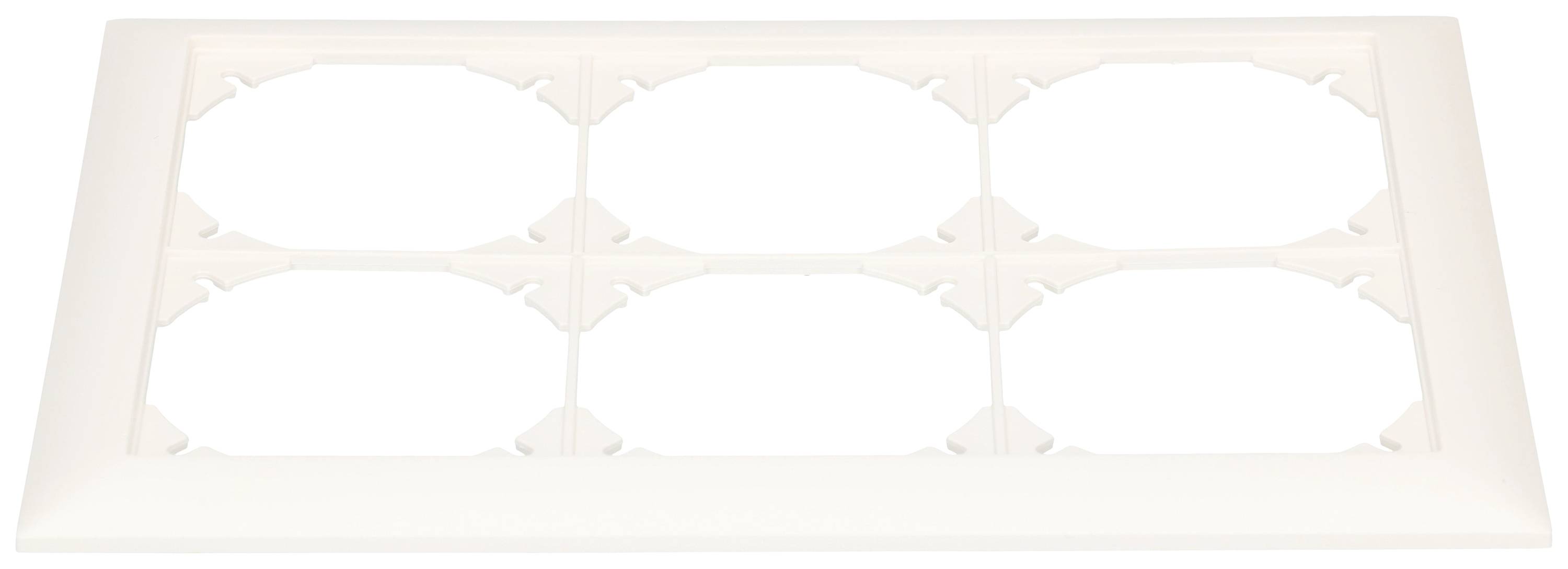 Cadre de finition en plastique à six emplacements, rectangulaire, beige ; utilisé pour installer plusieurs interrupteurs ou prises de courant sur un mur.