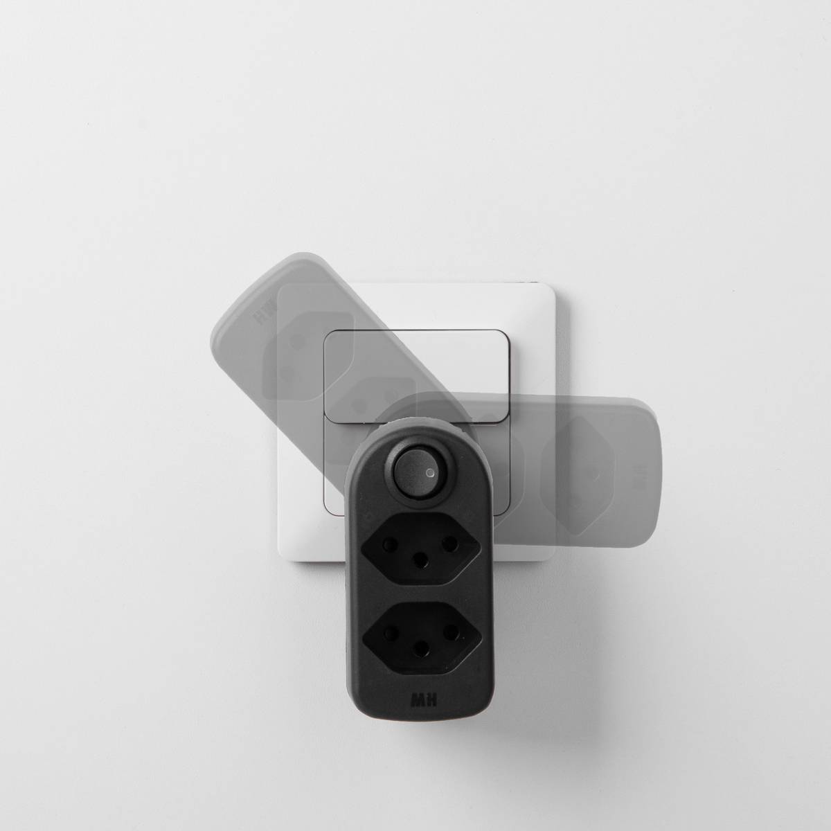 Prise électrique double avec deux emplacements d'entrée dans un design moderne et compact, montée sur un mur blanc.
