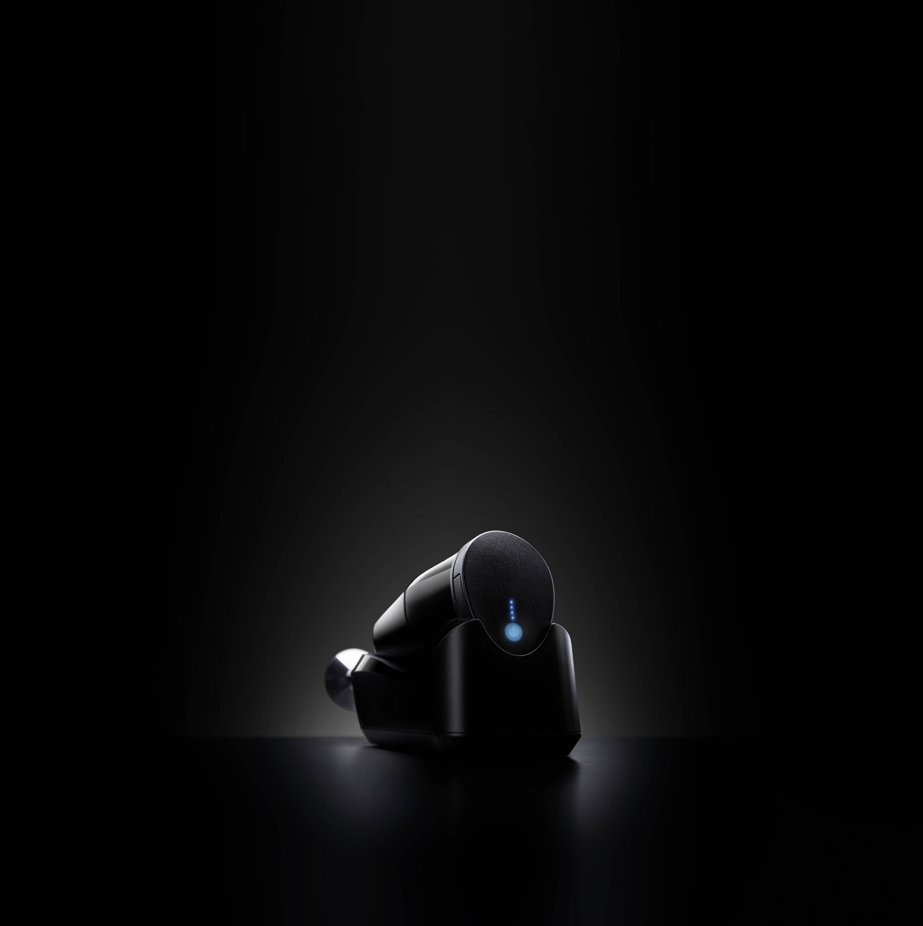 Un microphone noir avec un éclairage bleu, moderne et élégant, se détache sur un fond sombre.