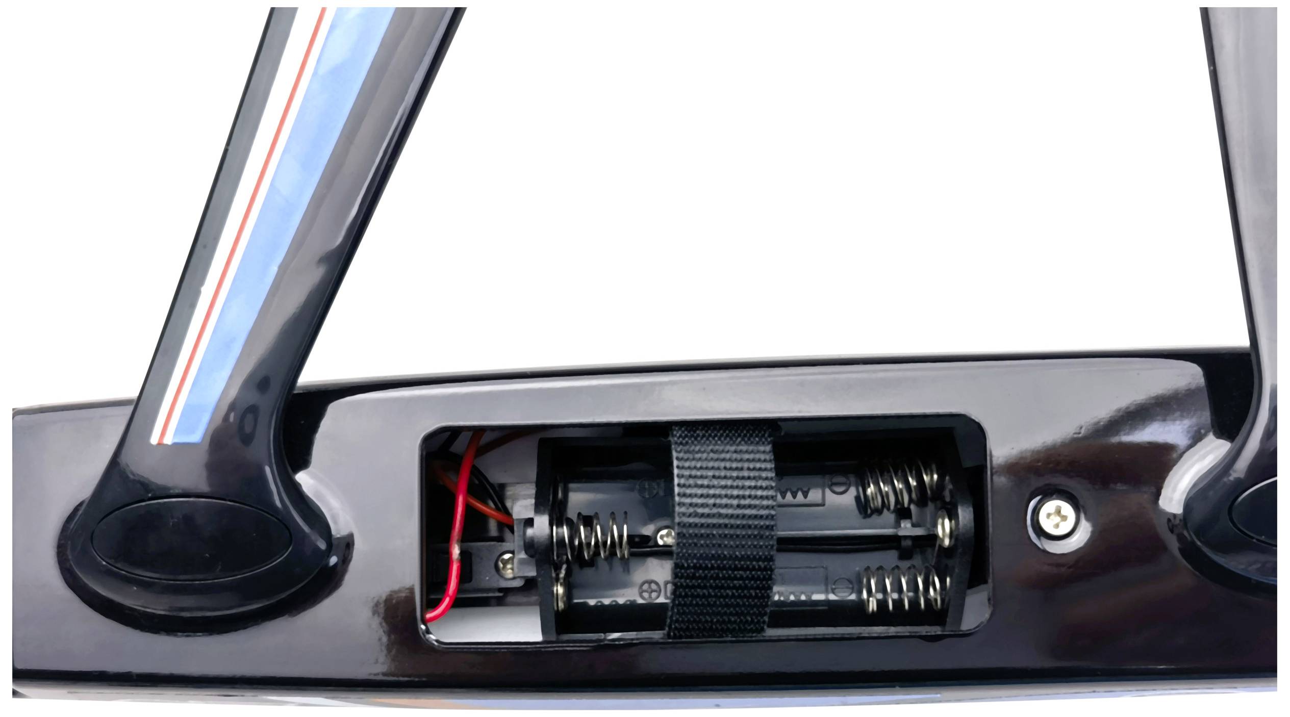 Compartiment de batterie d'un avion télécommandé, ouvert, avec des supports vides et des connexions de câbles visibles.