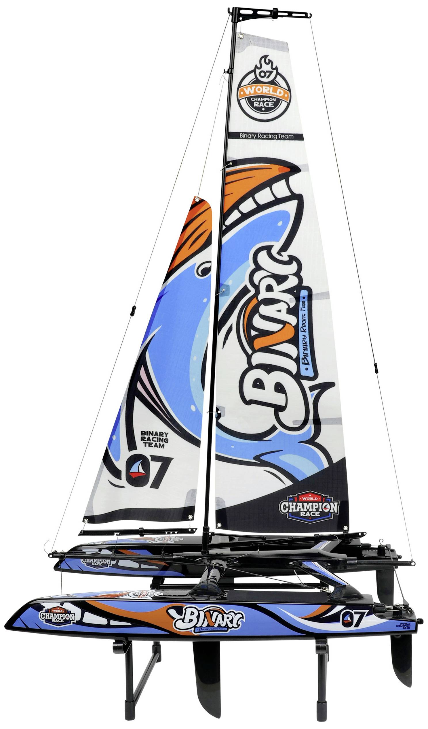 Un modèle de voilier avec un design de requin distinctif sur la voile et la coque. Inscription : 'Binary', motif décoratif.