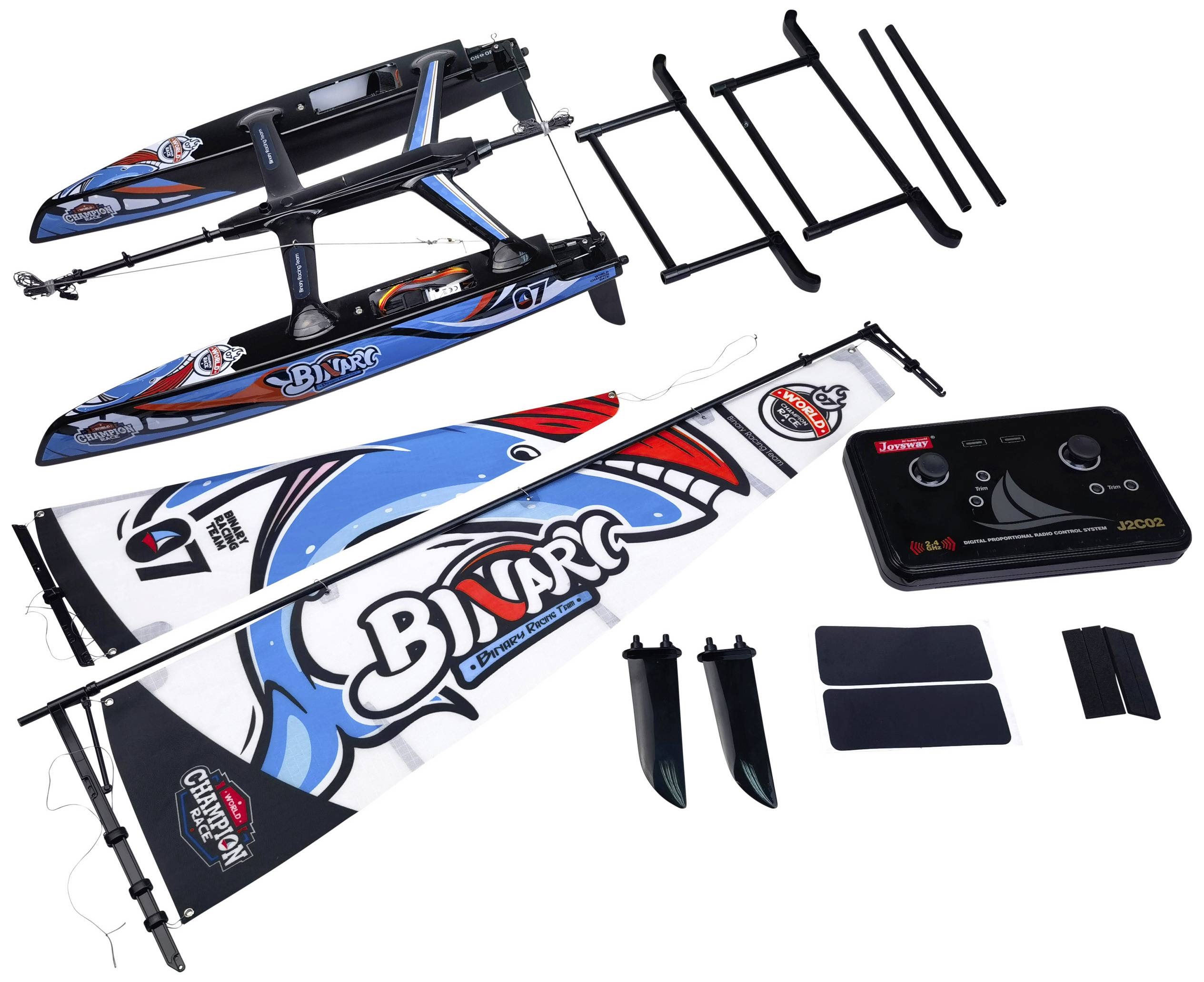 Ensemble de bateau à voile télécommandé pour enfants, avec peinture bleu-rouge, deux voiles décorées de motifs de requins, télécommande et accessoires tels que quilles et gouvernails.