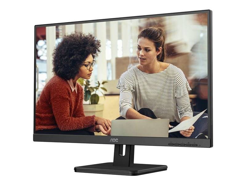 Deux personnes sont assises ensemble, discutent et regardent un écran d'ordinateur portable. Une personne tient des documents à la main.