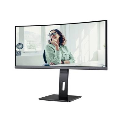 Un écran d'ordinateur incurvé affichant l'image d'une femme souriante au bureau. Elle porte des lunettes et une chemise verte.