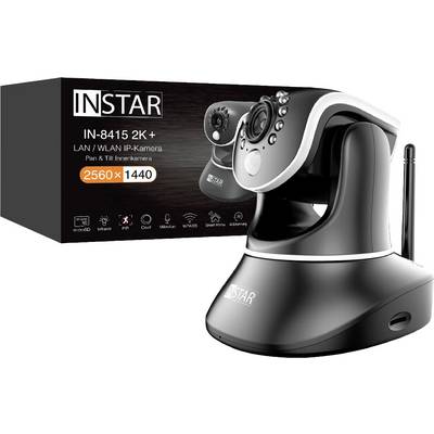 Caméra IP noire avec fonction panoramique et inclinable devant son emballage. Inscription 'IN-8415 2K+ LAN/WLAN caméra IP', résolution 2560x1440.
