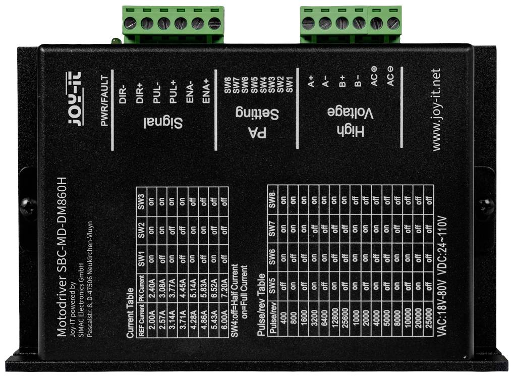Un driver moteur noir avec des bornes de connexion en haut. L'impression indique des tableaux pour les réglages de courant et de signal d'impulsion.