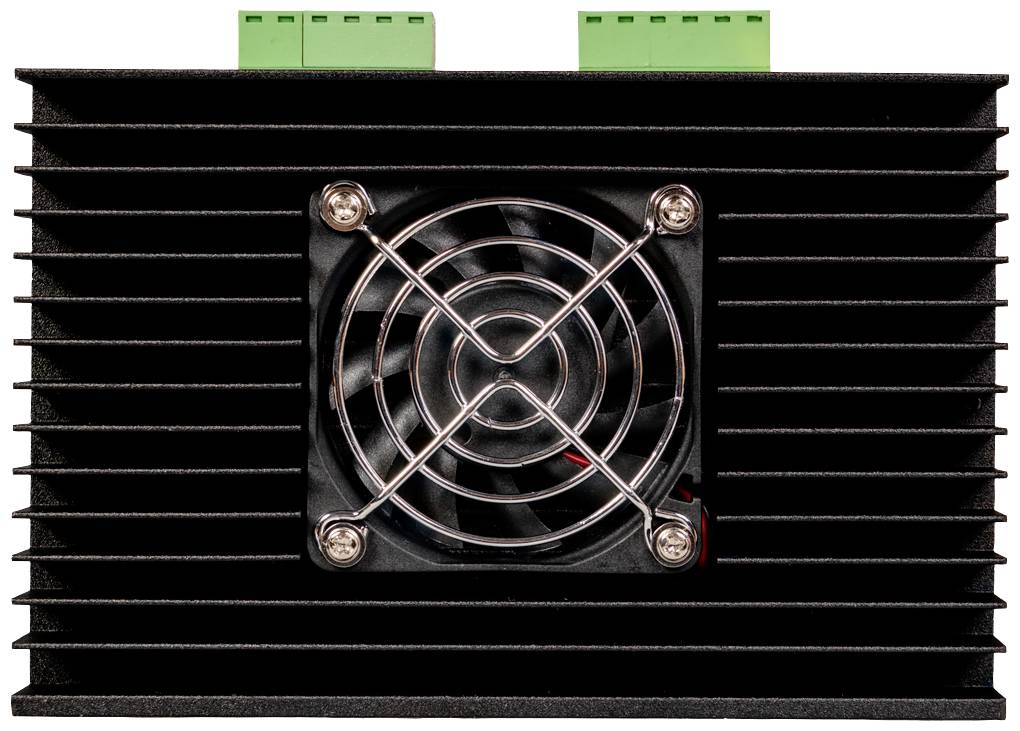 Appareil de refroidissement noir rectangulaire avec un ventilateur au centre et des bornes de connexion vertes en haut. Utilisé pour l'évacuation de la chaleur.