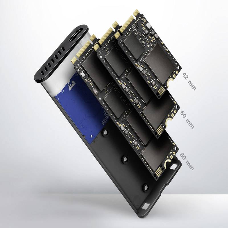 Un boîtier avec plusieurs SSD M.2 de différentes longueurs (42 mm, 60 mm, 80 mm), montrant leur compatibilité et leur configuration.