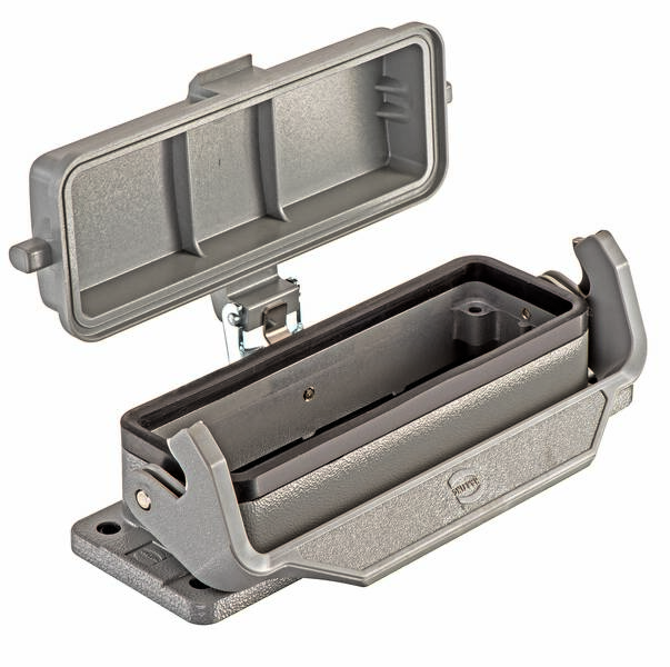 Boîtier métallique à couvercle ouvert, adapté aux éléments de connexion. Robuste et conçu pour une utilisation industrielle.