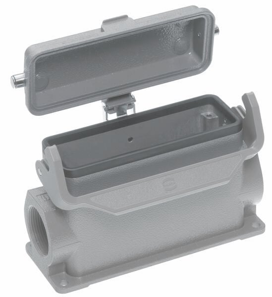 Boîtier métallique gris, rectangulaire et ouvert, avec couvercle rabattable vers le haut ; adapté pour les connexions électriques industrielles.