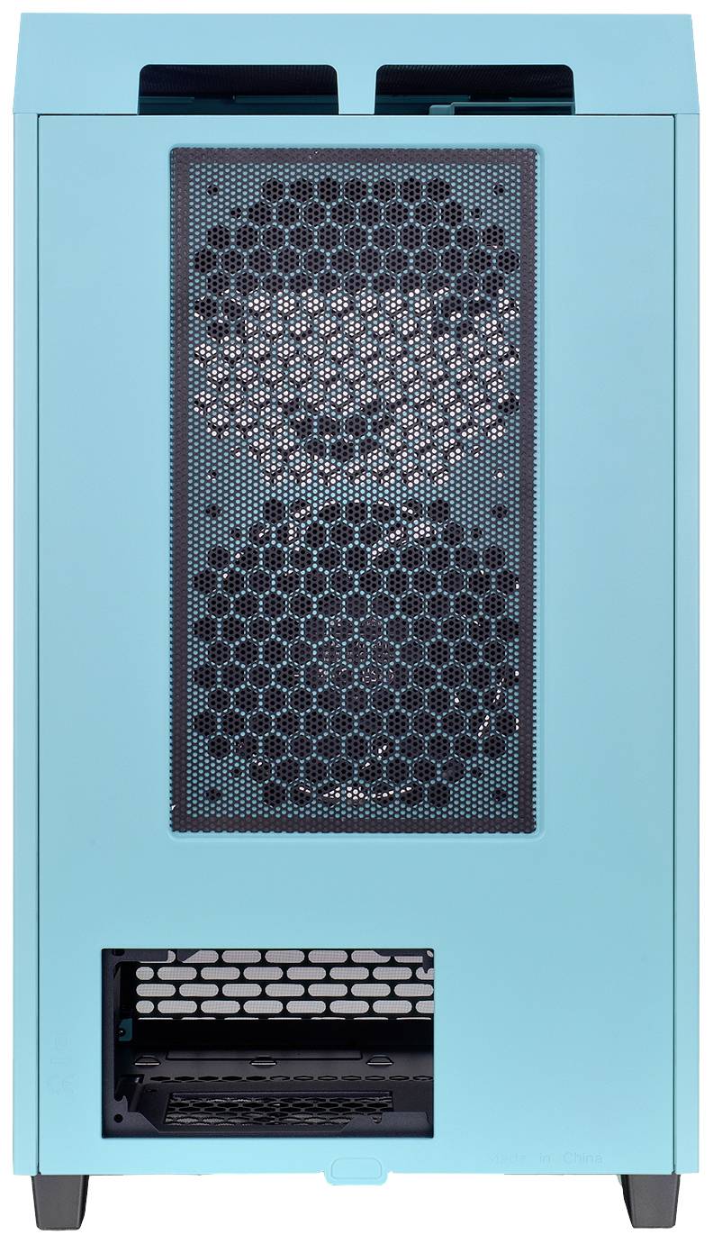 Boîtier d'ordinateur turquoise avec façade perforée pour la ventilation, deux ventilateurs visibles et une grille inférieure.