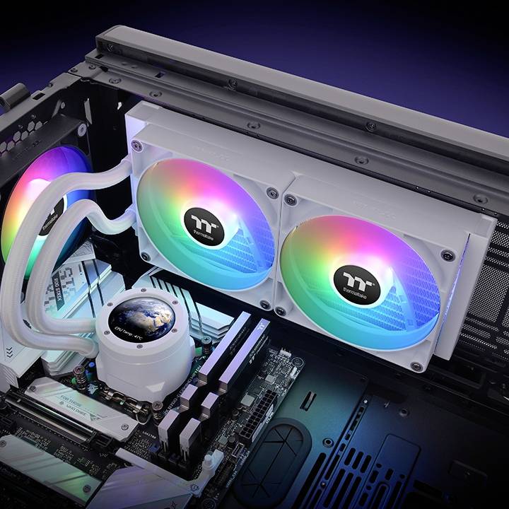 Un ordinateur ouvert avec deux ventilateurs aux lumières colorées. Des tubes de refroidissement s'étendent vers un composant sur la carte mère.