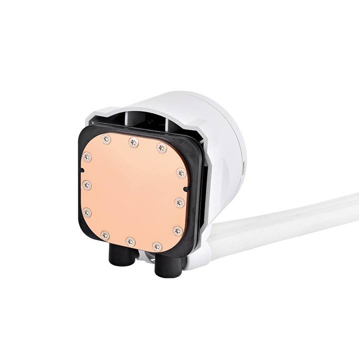 Une pompe de refroidissement à eau pour CPU avec plaque de cuivre et tuyaux blancs, vue latérale.