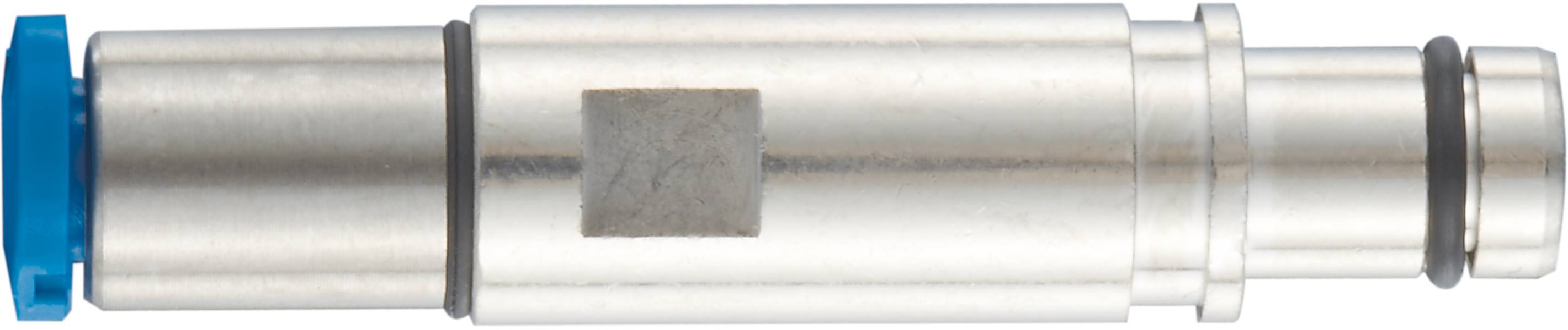 Un raccord métallique cylindrique équipé de deux joints d'étanchéité et portant un capuchon bleu sur un côté, probablement destiné aux connexions de tuyauterie.