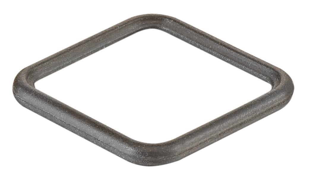 Un anneau métallique gris carré repose sur une surface blanche.