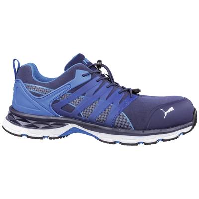 Chaussure de sport bleue avec lacets et semelle blanche, adaptée aux activités sportives et aux occasions décontractées.