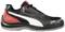 Chaussure de sport noire et rouge avec une bande blanche et un logo latéral représentant un chat en train de sauter.