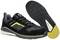 Chaussures de sport noires et jaunes avec semelle antidérapante et logo de marque. Conviennent aux activités de plein air et aux usages sportifs.