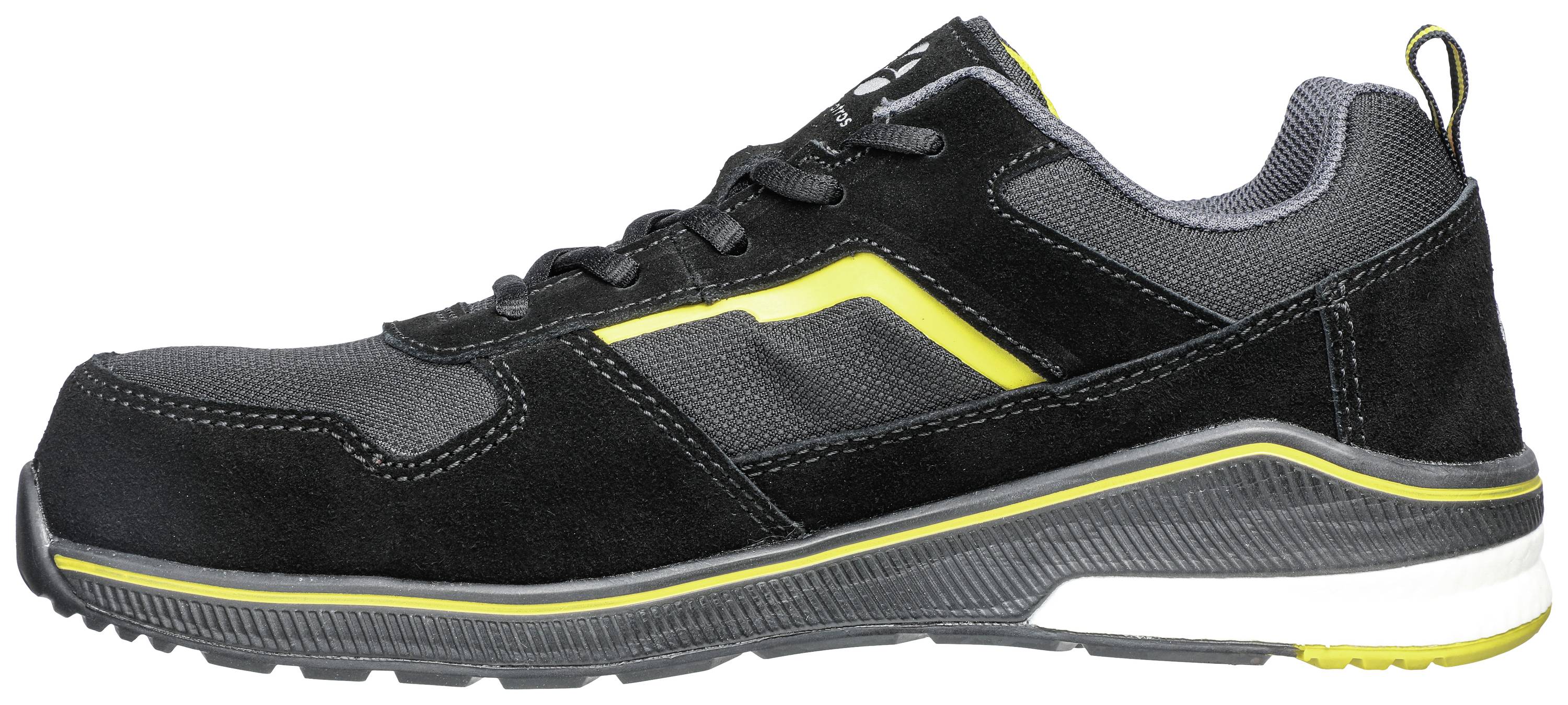 Chaussure de sport noire avec des accents jaunes et une semelle blanche, vue de côté.
