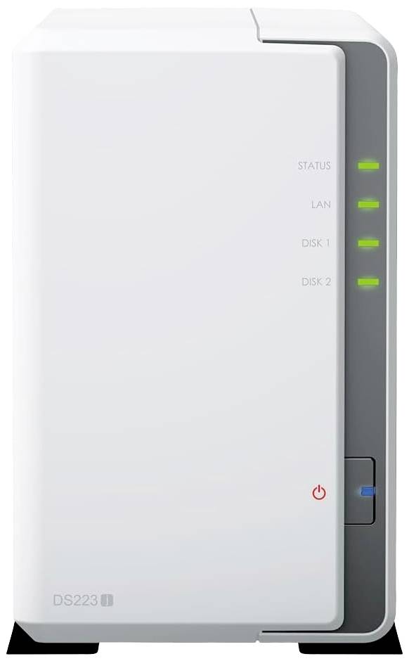 Un boîtier NAS blanc avec des voyants LED pour l'état, le réseau et deux disques durs. L'interrupteur d'alimentation se trouve en bas à droite.