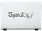 Un appareil blanc avec le logo 'Synology' sur le côté, typique d'un système de stockage ou d'un périphérique NAS.