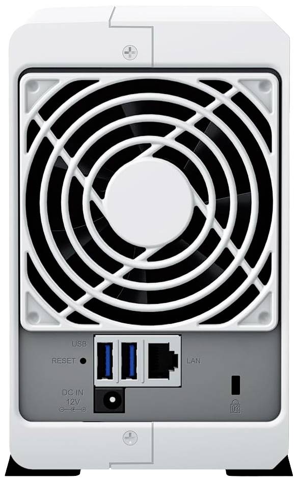 Arrière d'un boîtier NAS blanc avec un grand ventilateur, deux ports USB, un port LAN et une prise d'alimentation.