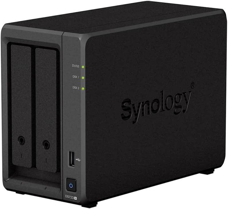 Disque dur externe avec deux emplacements, logo Synology sur le côté. Des LED indiquent l'état de fonctionnement.