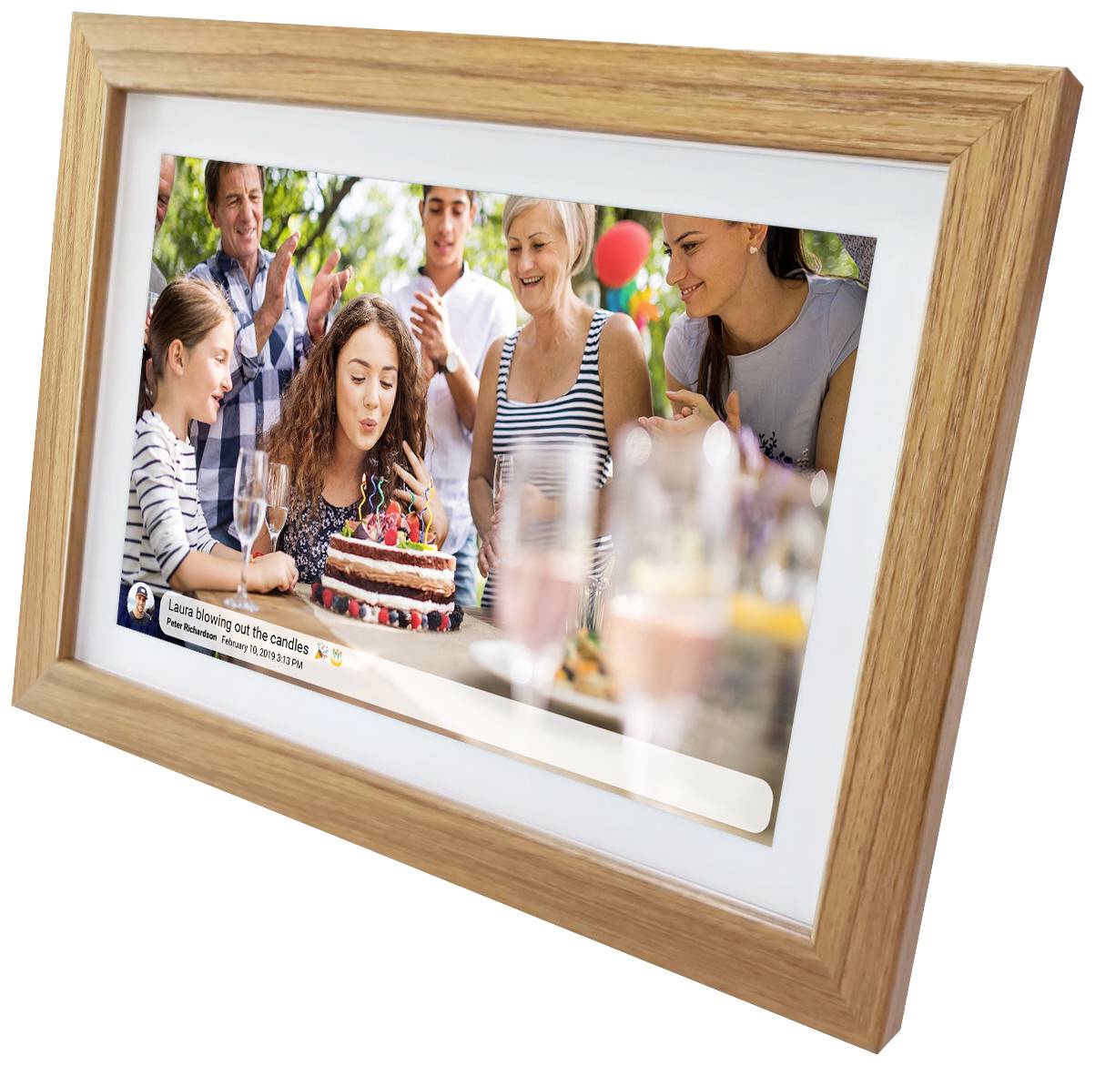Un groupe de personnes entoure une femme qui souffle les bougies d'anniversaire sur un gâteau. Ambiance festive avec des boissons.
