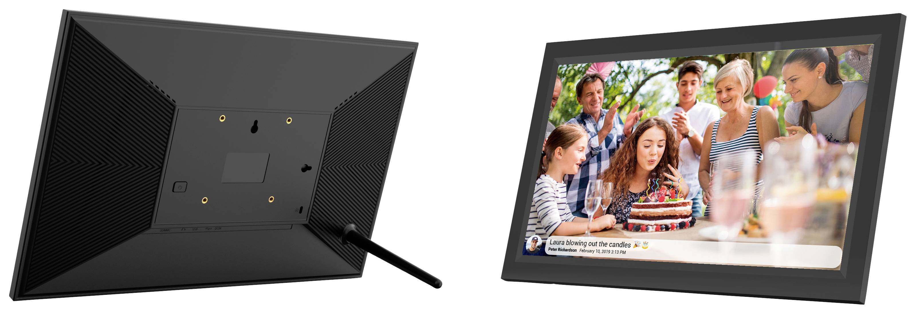 Un cadre photo numérique affiche une photo : Une femme tient un gâteau d'anniversaire avec des bougies, tandis que plusieurs personnes l'entourent.