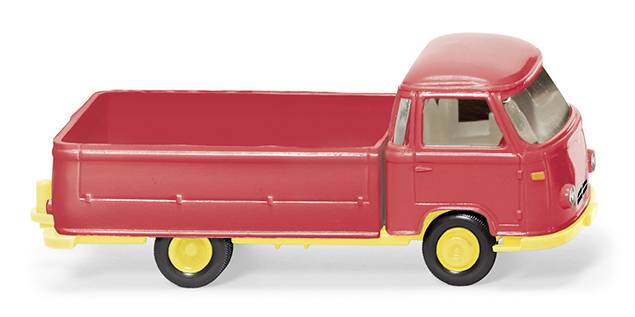 Camion-jouet en plastique rouge et jaune, vu de côté, avec une surface de chargement vide et des roues noires.