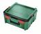 Coffret à outils Bosch vert avec bordures noires et fermetures rouges, adapté au rangement et au transport sécurisé des outils.