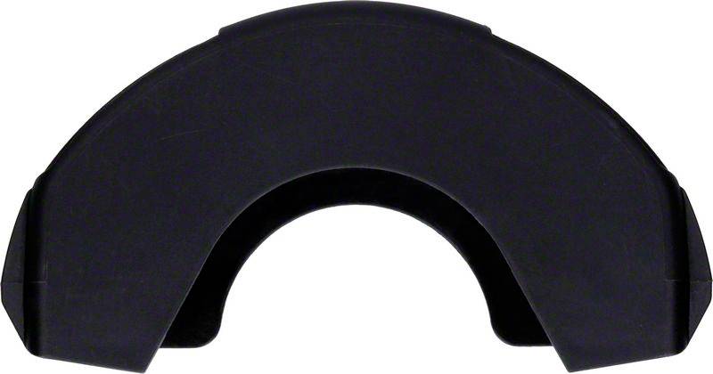 Une pièce en plastique noir de forme semi-circulaire, probablement un capot de protection ou un couvercle pour un appareil ou un outil spécifique.