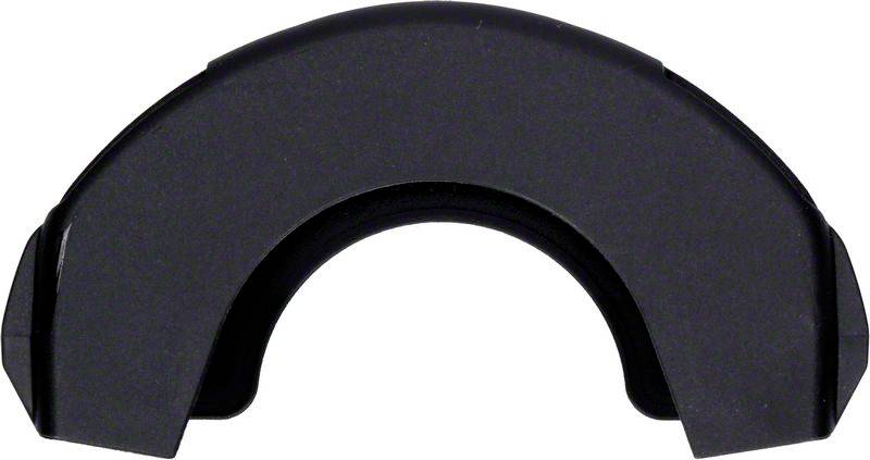 Objet en plastique noir, semi-circulaire, avec une découpe arquée au centre.