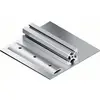 Poutre en aluminium montée sur une plaque métallique, montrant la méthode de fixation par vis.