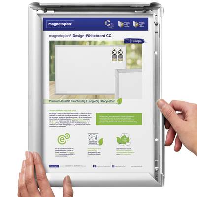 Une personne pointe vers une affiche sur un tableau blanc encadré en aluminium. Le texte met l'accent sur la qualité, la durabilité et la production européenne.