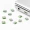 Ordinateur portable avec des adaptateurs magnétiques pour ports USB, marqués en vert. Les adaptateurs sont dispersés tout autour. L'accent est mis sur la simplicité de connexion.