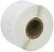 Un rouleau d'étiquettes blanches sur support papier. Il est rond et montre le noyau en carton à l'intérieur.