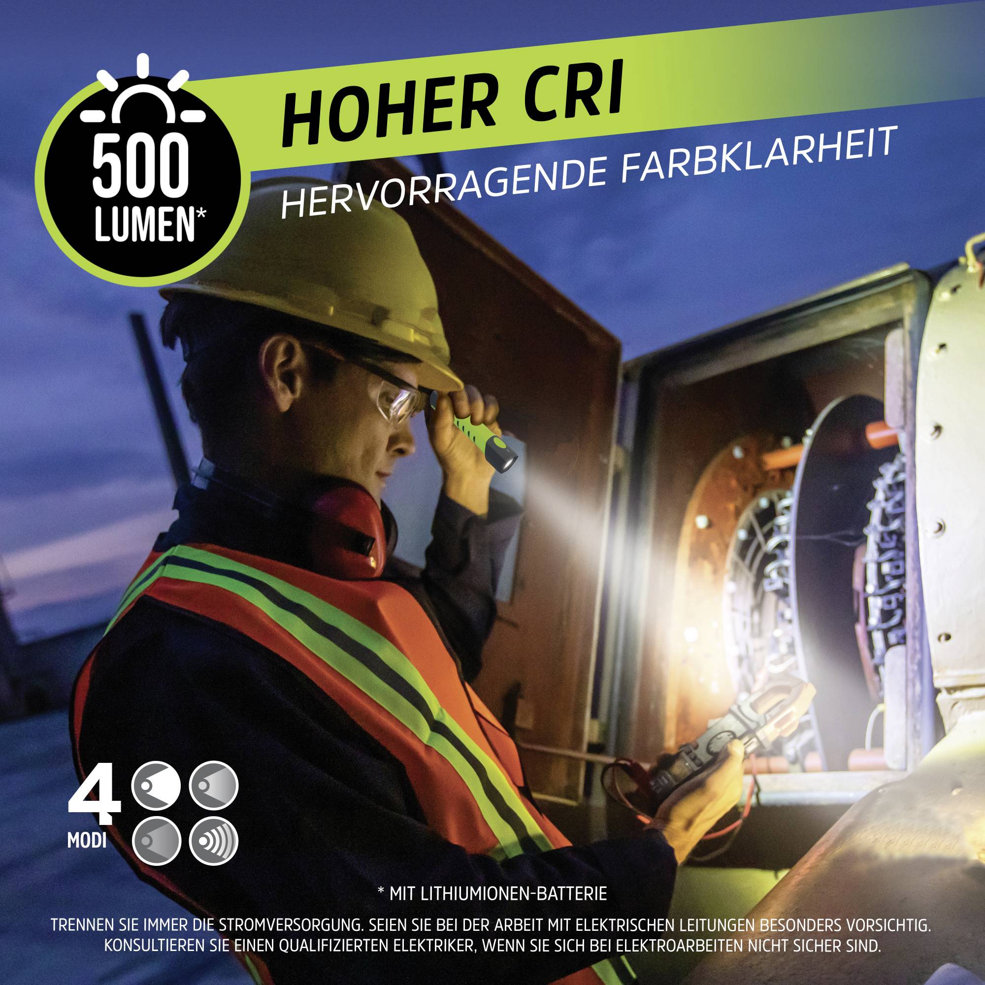 Un ouvrier du bâtiment portant un casque de sécurité et un gilet examine des composants électriques à l'aide d'une lampe. Texte : 'HAUTE IRC - EXCELLENTE CLARTÉ COULEUR'.
