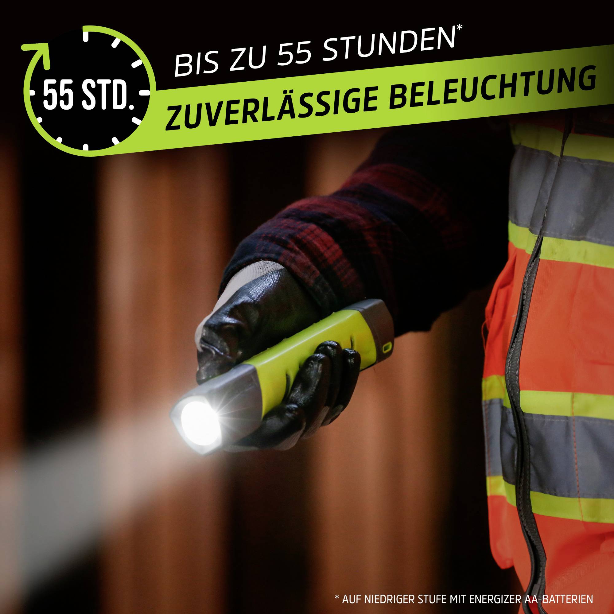 Personne portant un gilet de sécurité avec une lampe de poche ; Texte : 'Jusqu'à 55 heures d'éclairage fiable'.
