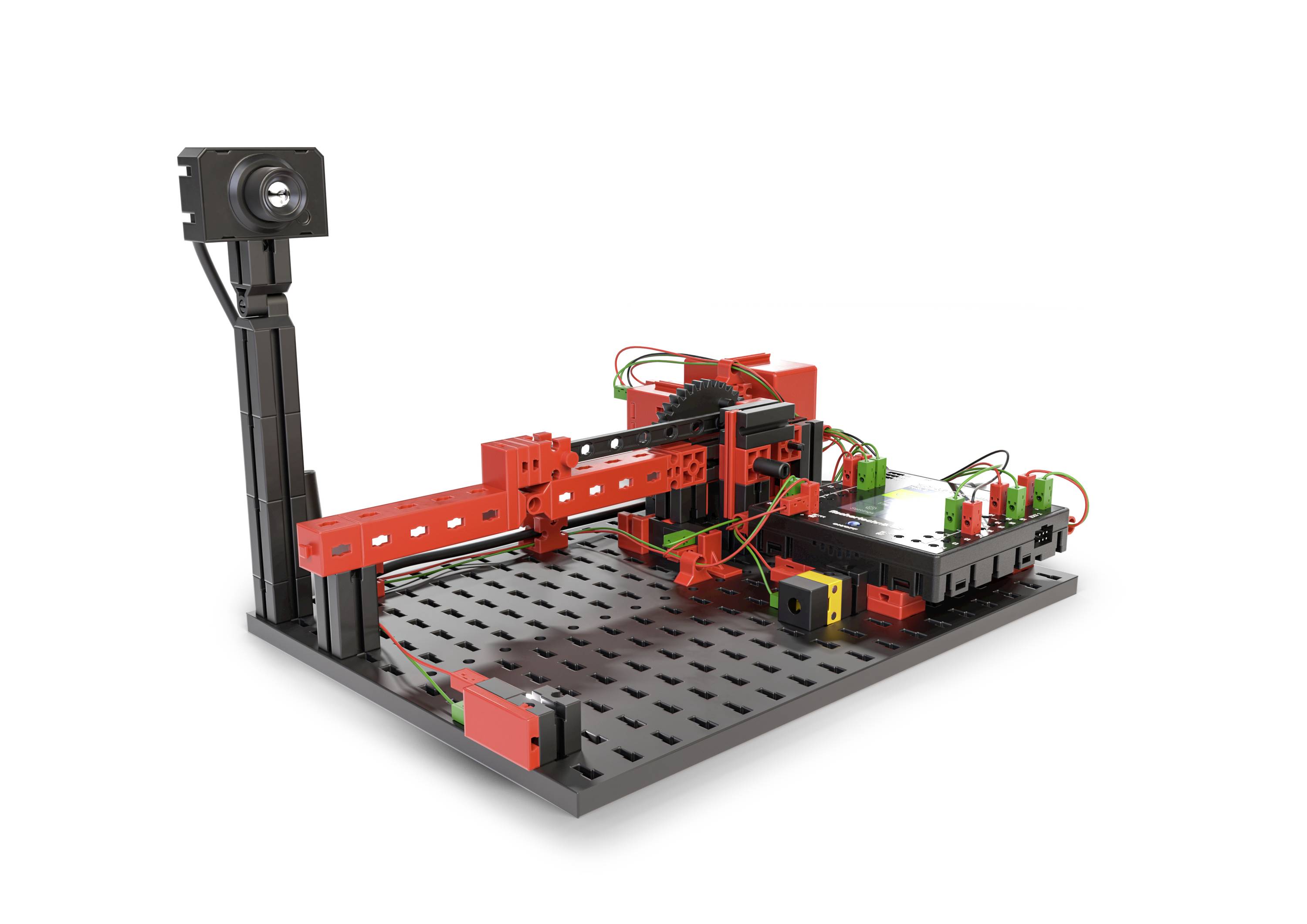Un bras robotique composé de blocs assemblés, avec des câbles et un moteur sur une base noire. Le bras semble programmé pour des mouvements mécaniques.