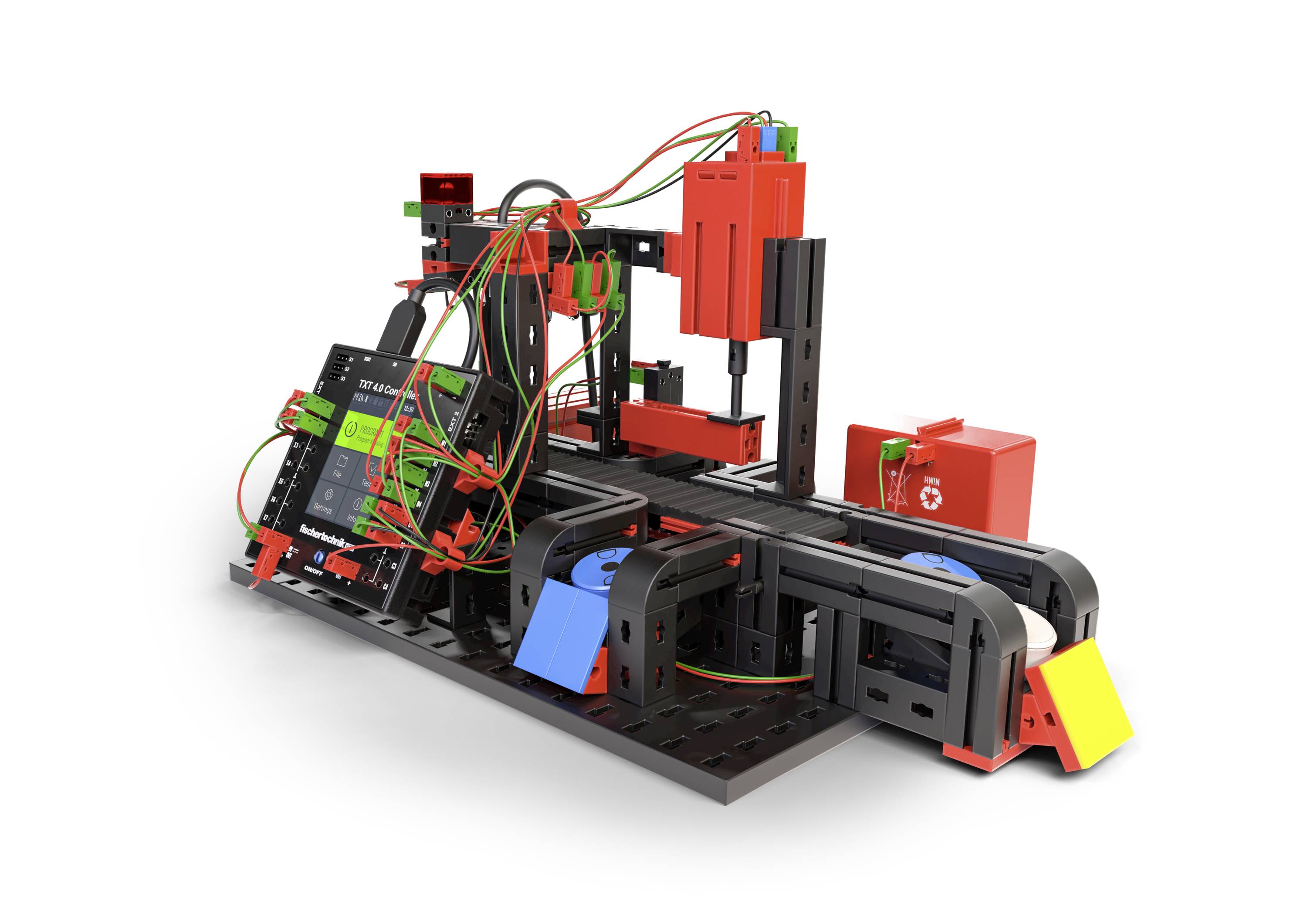 Un bras robotique industriel monte une pièce sur un tapis roulant. Des câbles électriques sont raccordés aux commandes.