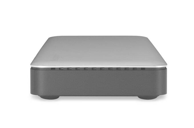 Un disque dur externe avec un boîtier argenté et des coins arrondis, positionné sur une surface plane.